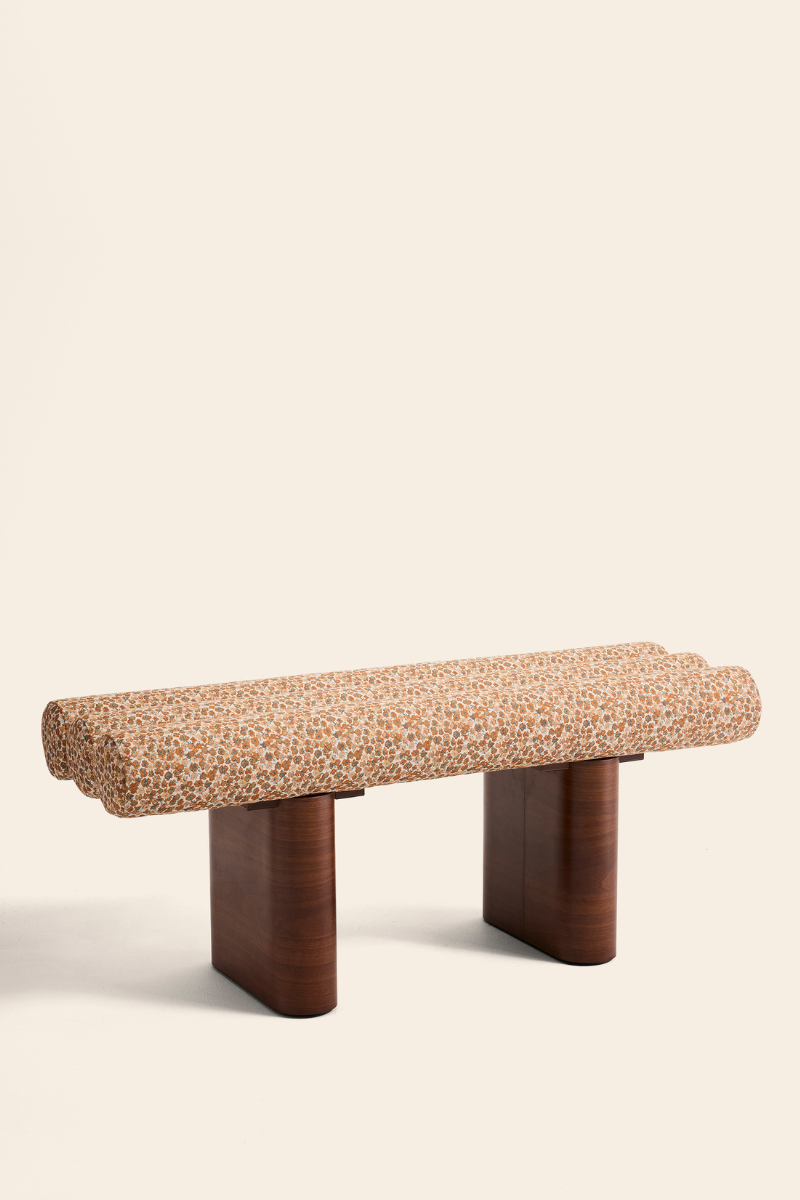 Le Pompidou, c’est une banquette pensée comme une véritable pièce architecturale. Ses lignes sculpturales apportent rythme et équilibre, entre minimalisme et sophistication. Plus qu’un meuble, il donne une présence à l’espace, le structure et le met en valeur.
Le choix des matières reflète ce caractère : un velours profond qui souligne la fluidité de ses formes, un tissu texturé qui apporte de la modernité, et des finitions soignées qui renforcent son identité. 