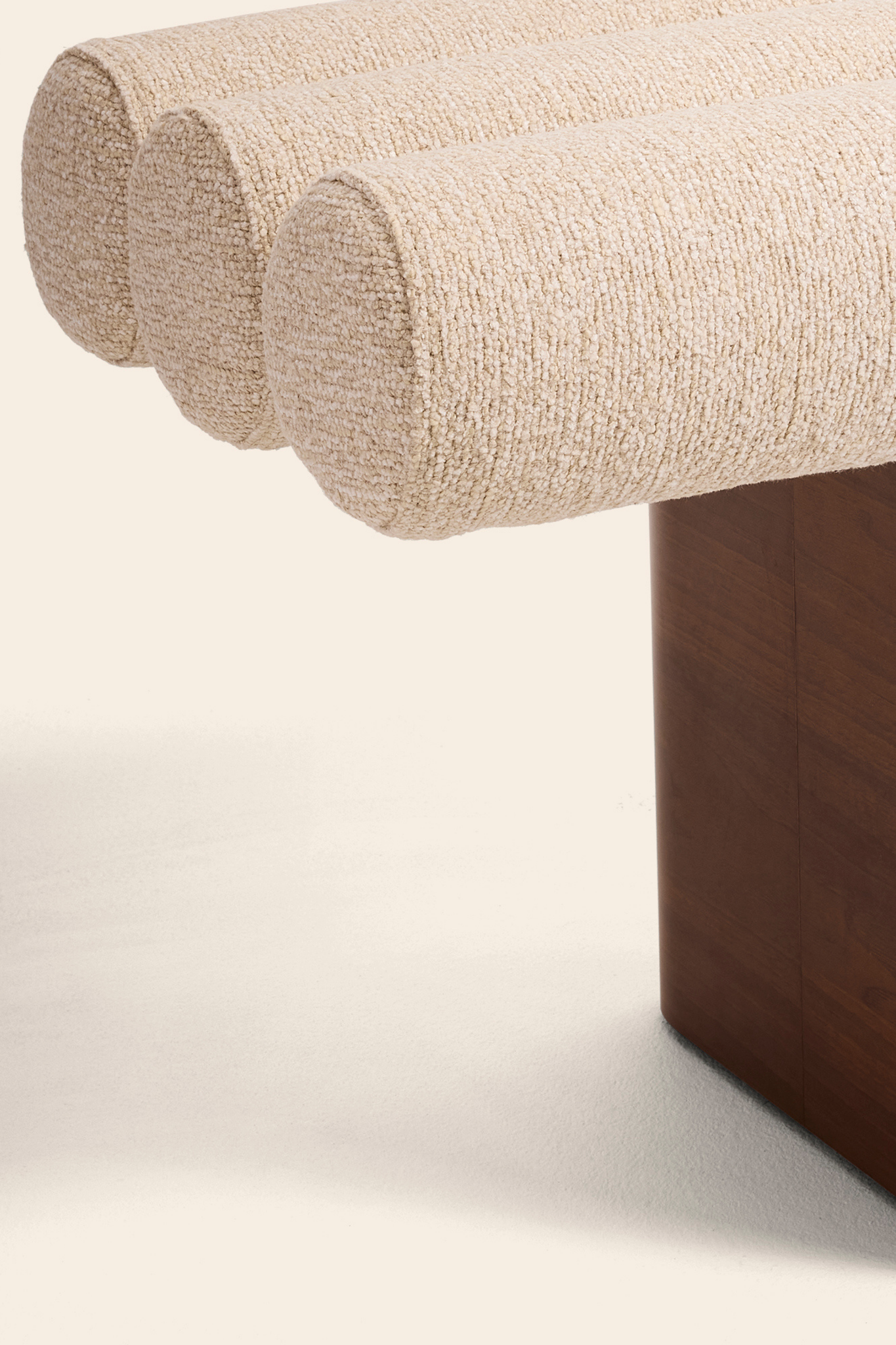 Le Pompidou, c’est une banquette pensée comme une véritable pièce architecturale. Ses lignes sculpturales apportent rythme et équilibre, entre minimalisme et sophistication. Plus qu’un meuble, il donne une présence à l’espace, le structure et le met en valeur.
Le choix des matières reflète ce caractère : un velours profond qui souligne la fluidité de ses formes, un tissu texturé qui apporte de la modernité, et des finitions soignées qui renforcent son identité. 