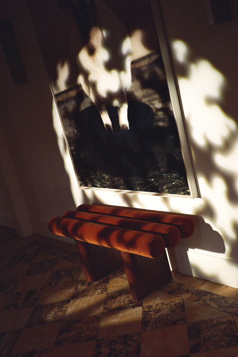 Le Pompidou, c’est une banquette pensée comme une véritable pièce architecturale. Ses lignes sculpturales apportent rythme et équilibre, entre minimalisme et sophistication. Plus qu’un meuble, il donne une présence à l’espace, le structure et le met en valeur.
Le choix des matières reflète ce caractère : un velours profond qui souligne la fluidité de ses formes, un tissu texturé qui apporte de la modernité, et des finitions soignées qui renforcent son identité. 