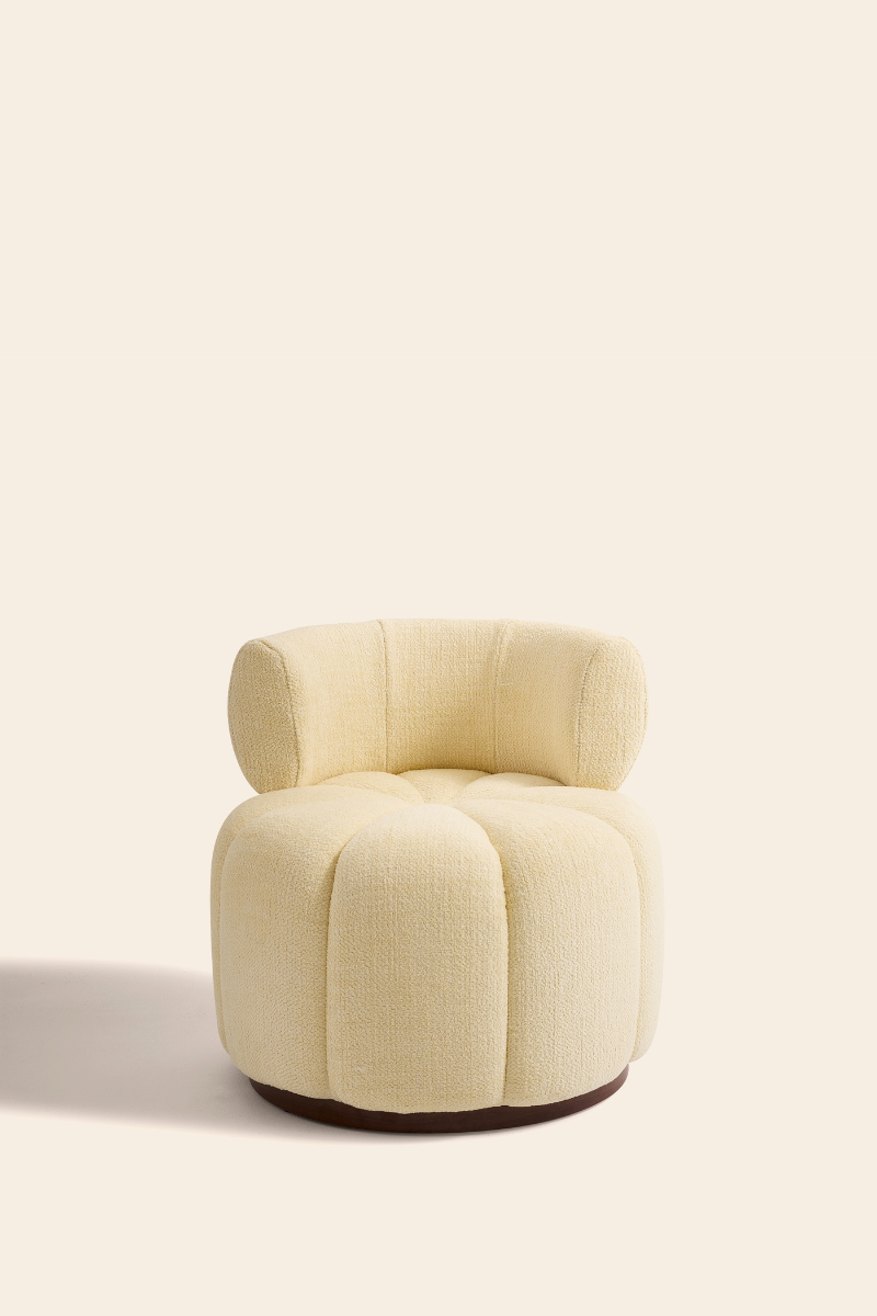 Le Gainsbourg, c’est le charme assumé. Une pièce qui joue avec les codes du raffinement et de l’audace, pour créer une présence unique. Ses lignes sensuelles, inspirées de l’esprit boudoir, en font un objet aussi séduisant qu’intemporel.
Ici, rien n’est laissé au hasard : chaque détail raconte une histoire, chaque courbe affirme une élégance sûre d’elle.

Le choix des matières renforce ce caractère singulier. Le velours, profond et vibrant, accroche la lumière comme une caresse. 