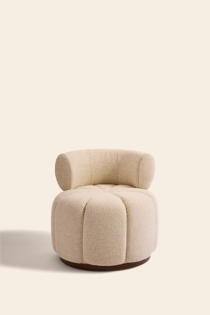 Le Gainsbourg, c’est le charme assumé. Une pièce qui joue avec les codes du raffinement et de l’audace, pour créer une présence unique. Ses lignes sensuelles, inspirées de l’esprit boudoir, en font un objet aussi séduisant qu’intemporel.
Ici, rien n’est laissé au hasard : chaque détail raconte une histoire, chaque courbe affirme une élégance sûre d’elle.

Le choix des matières renforce ce caractère singulier. Le velours, profond et vibrant, accroche la lumière comme une caresse. 