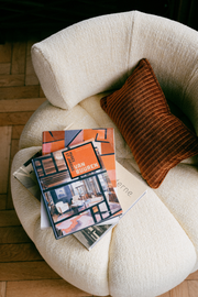 Le Gainsbourg, c’est le charme assumé. Une pièce qui joue avec les codes du raffinement et de l’audace, pour créer une présence unique. Ses lignes sensuelles, inspirées de l’esprit boudoir, en font un objet aussi séduisant qu’intemporel.
Ici, rien n’est laissé au hasard : chaque détail raconte une histoire, chaque courbe affirme une élégance sûre d’elle.

Le choix des matières renforce ce caractère singulier. Le velours, profond et vibrant, accroche la lumière comme une caresse. 