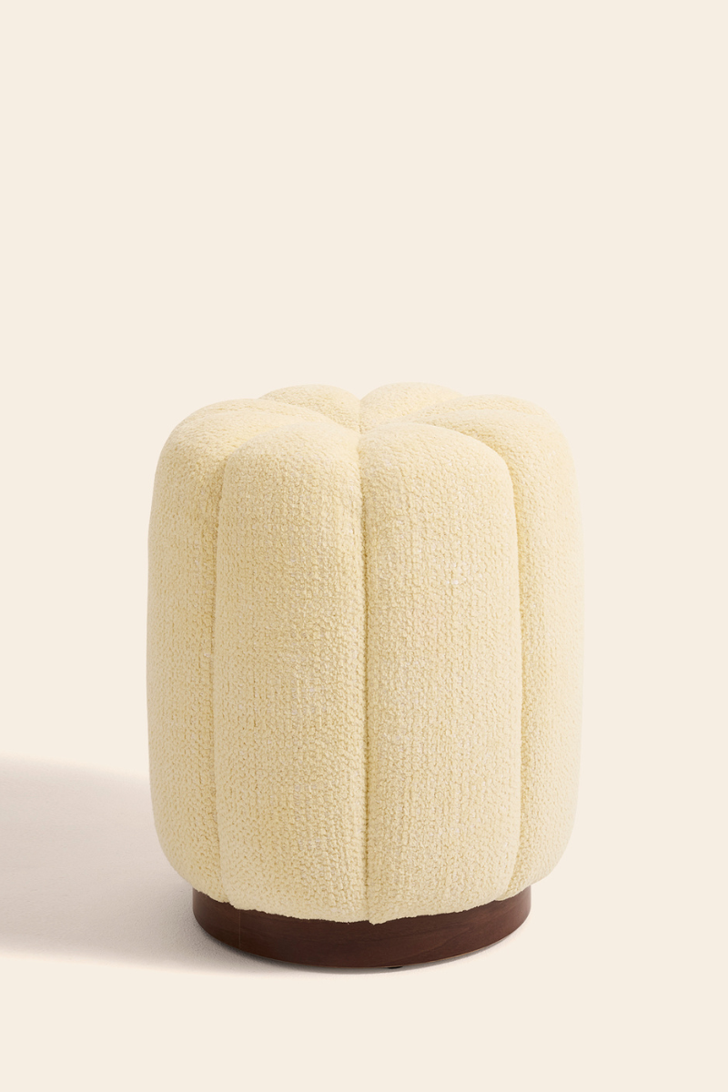 Le Claudel, c’est un design pensé pour durer, où confort et élégance se rencontrent naturellement. Ses lignes organiques lui donnent une allure simple et moderne, tandis que chaque détail reflète un vrai savoir-faire.

Le choix des matières en dit long : un velours profond qui réchauffe, un tweed texturé qui capte la lumière, et des tissus plus audacieux qui apportent une touche contemporaine.