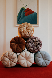 Le Claudel, c’est un design pensé pour durer, où confort et élégance se rencontrent naturellement. Ses lignes organiques lui donnent une allure simple et moderne, tandis que chaque détail reflète un vrai savoir-faire.

Le choix des matières en dit long : un velours profond qui réchauffe, un tweed texturé qui capte la lumière, et des tissus plus audacieux qui apportent une touche contemporaine.