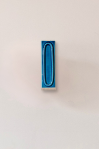 Zoom sur l'applique arty bleu.. L’applique Arty, imaginée par Coline Leleu et Sébastien Carette, porte bien son nom : elle apporte une touche artistique discrète qui habille le mur avec légèreté. Chaque carreau de céramique est façonné à la main au Portugal, et révèle ses nuances et textures uniques, témoignant du geste de l’artisan.