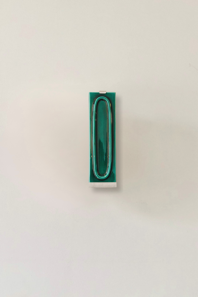 Zoom sur l'applique arty verde.. L’applique Arty, imaginée par Coline Leleu et Sébastien Carette, porte bien son nom : elle apporte une touche artistique discrète qui habille le mur avec légèreté. Chaque carreau de céramique est façonné à la main au Portugal, et révèle ses nuances et textures uniques, témoignant du geste de l’artisan.
