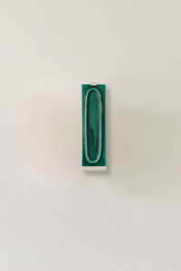 Zoom sur l'applique arty verde.. L’applique Arty, imaginée par Coline Leleu et Sébastien Carette, porte bien son nom : elle apporte une touche artistique discrète qui habille le mur avec légèreté. Chaque carreau de céramique est façonné à la main au Portugal, et révèle ses nuances et textures uniques, témoignant du geste de l’artisan.