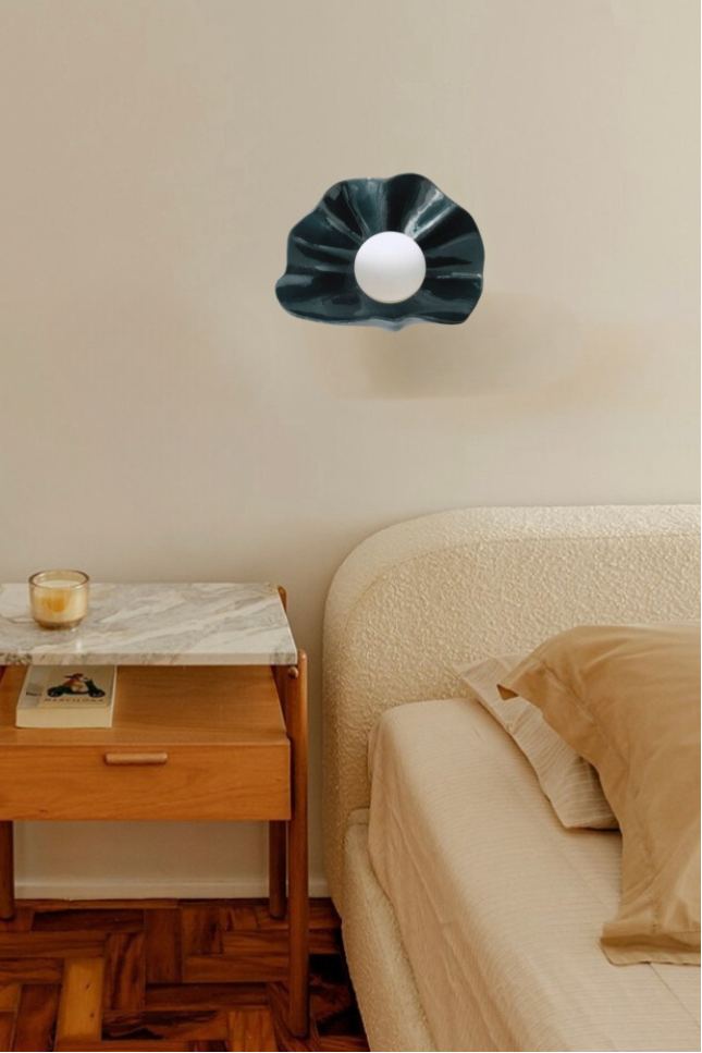 L’applique Concha s’inspire de l’océan et de ses coquillages, dont elle reprend les courbes et la douceur. Entièrement façonnée à la main au Portugal, elle célèbre l’artisanat et la matière. Réalisée en argile teintée dans la masse, chaque pièce est unique, marquée par de légères variations qui témoignent du geste et du travail de la main.