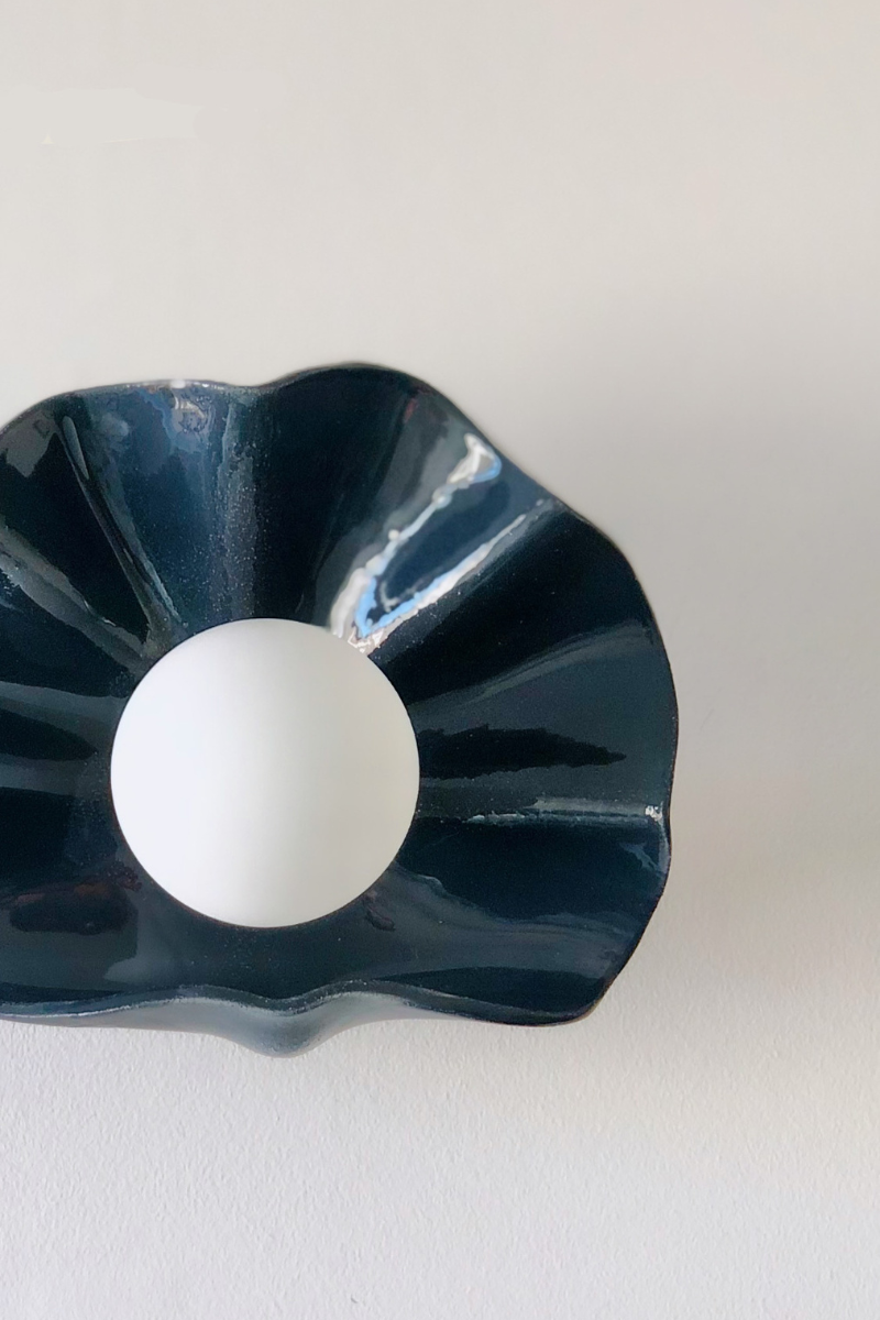 L’applique Concha s’inspire de l’océan et de ses coquillages, dont elle reprend les courbes et la douceur. Entièrement façonnée à la main au Portugal, elle célèbre l’artisanat et la matière. Réalisée en argile teintée dans la masse, chaque pièce est unique, marquée par de légères variations qui témoignent du geste et du travail de la main.