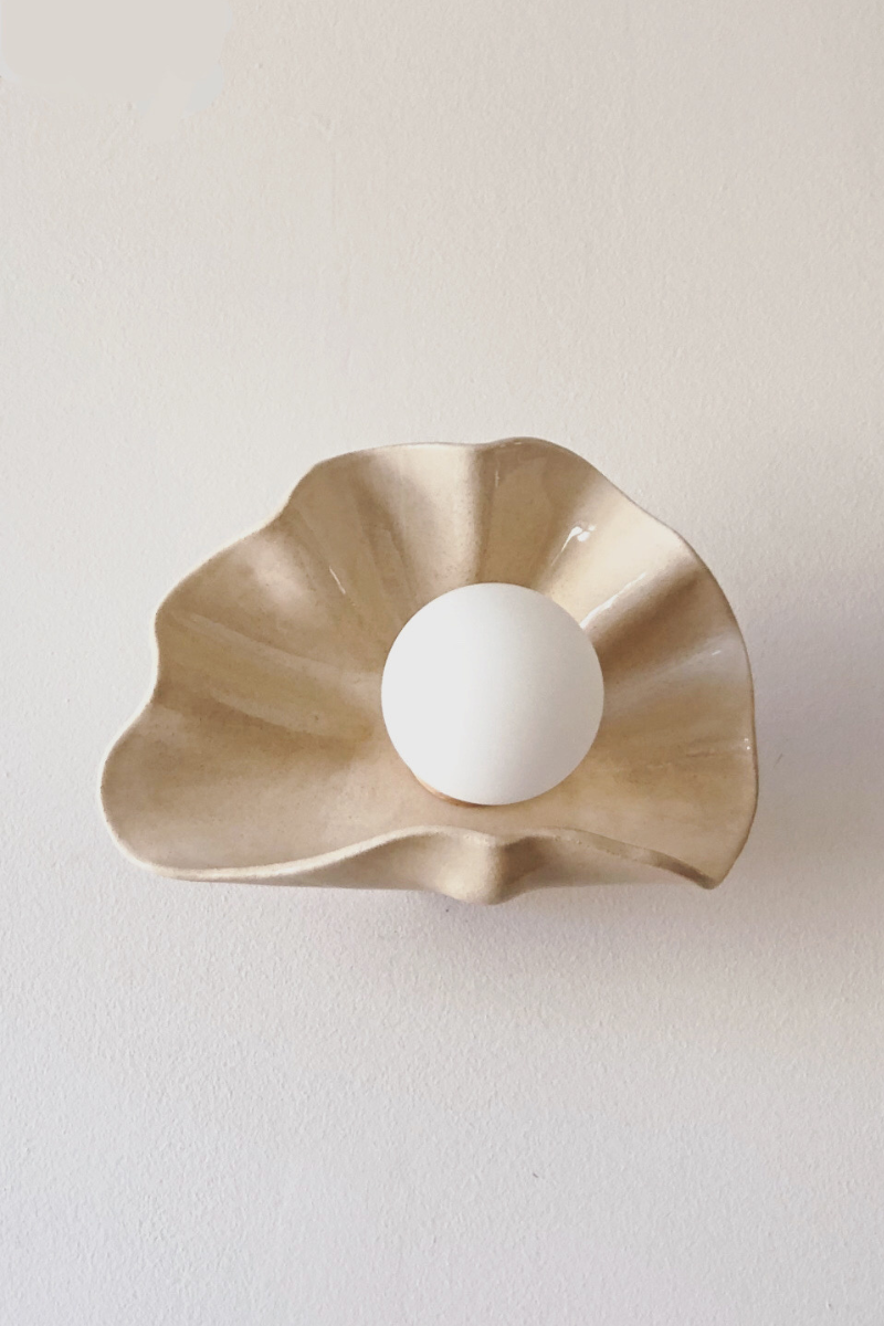 L’applique Concha s’inspire de l’océan et de ses coquillages, dont elle reprend les courbes et la douceur. Entièrement façonnée à la main au Portugal, elle célèbre l’artisanat et la matière. Réalisée en argile teintée dans la masse, chaque pièce est unique, marquée par de légères variations qui témoignent du geste et du travail de la main.