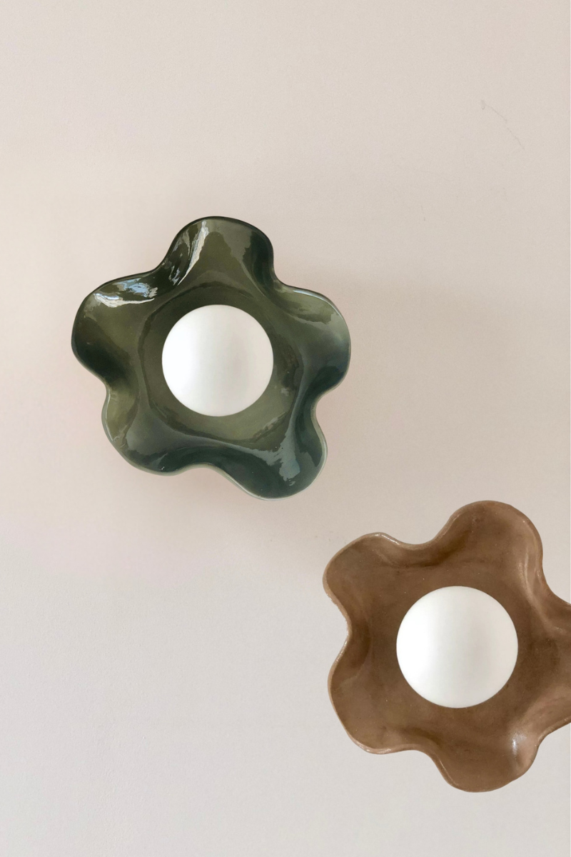 L’applique Jelly, s’inspire du monde marin. Ses lignes ondulées rappellent le mouvement de l’eau et la légèreté des méduses, apportant à l’espace une touche à la fois vivante et apaisante. Ici l'applique olive et l'applique chocolat côte à côte.