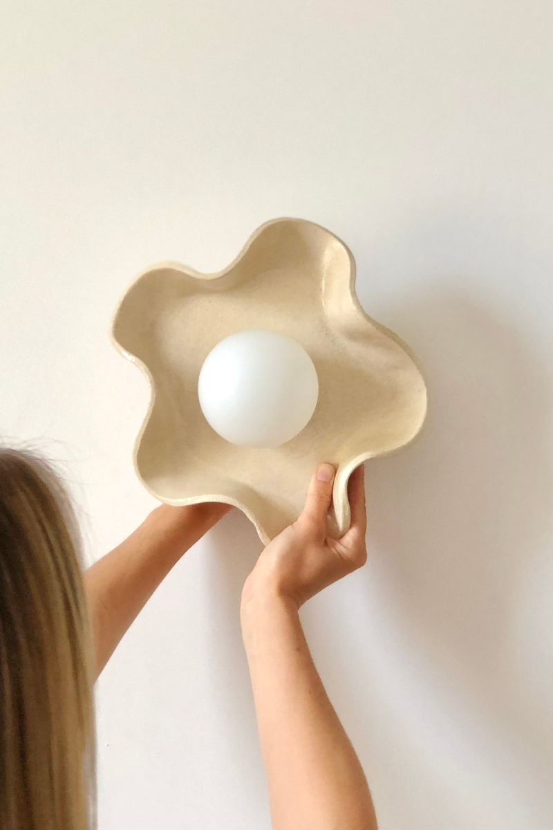 Ici un zoom sur l'applique émail sable.