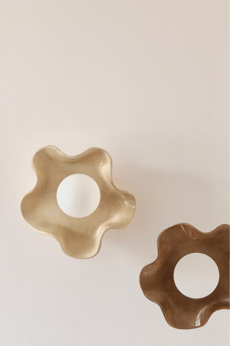 L’applique Jelly, s’inspire du monde marin. Ses lignes ondulées rappellent le mouvement de l’eau et la légèreté des méduses, apportant à l’espace une touche à la fois vivante et apaisante. Appliques sable et applique chocolat côte à côte.