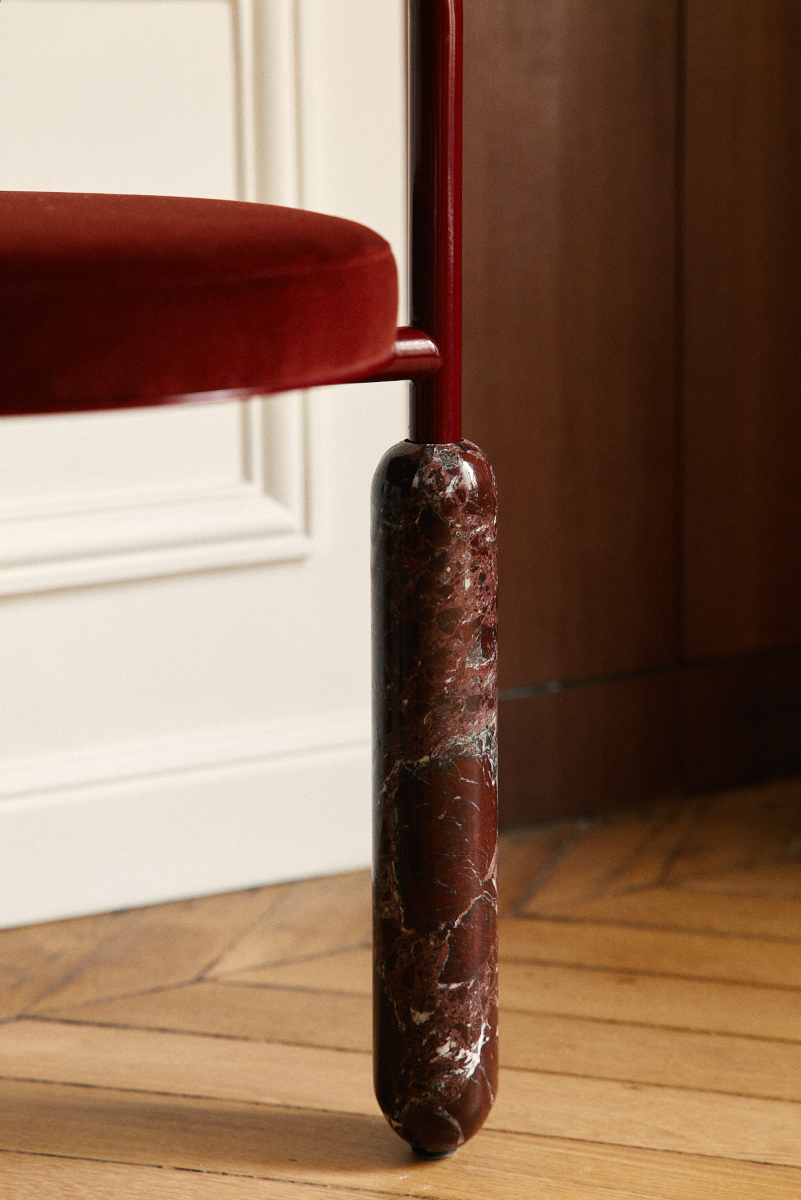 Malmousque évoque des images de criques discrètes, arrondies par l'érosion des vagues et baignées d'un crépuscule coloré. Des bains où se mêlent la roche et les ondes graphiques de la mer à la manière de la structure courbe métallique et des pieds en marbre veiné. Lover au creux de cette assise, comme lors des moments d'oisiveté sur la roche.  Mickaël dessine cette chaise comme une ode aux instants suspendus à Malmousque.