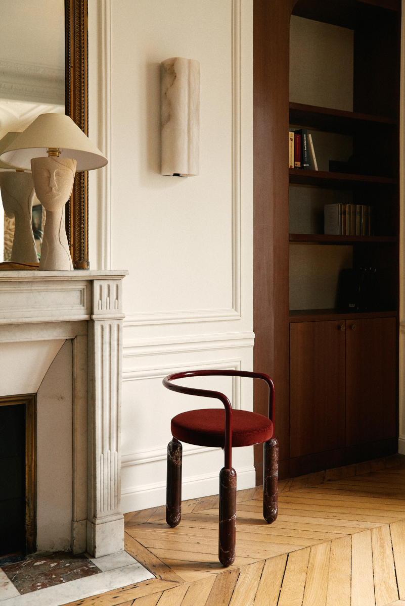 Malmousque évoque des images de criques discrètes, arrondies par l'érosion des vagues et baignées d'un crépuscule coloré. Des bains où se mêlent la roche et les ondes graphiques de la mer à la manière de la structure courbe métallique et des pieds en marbre veiné. Lover au creux de cette assise, comme lors des moments d'oisiveté sur la roche.  Mickaël dessine cette chaise comme une ode aux instants suspendus à Malmousque.