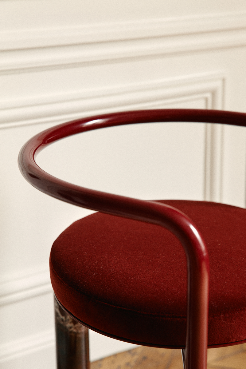 Malmousque évoque des images de criques discrètes, arrondies par l'érosion des vagues et baignées d'un crépuscule coloré. Des bains où se mêlent la roche et les ondes graphiques de la mer à la manière de la structure courbe métallique et des pieds en marbre veiné. Lover au creux de cette assise, comme lors des moments d'oisiveté sur la roche.  Mickaël dessine cette chaise comme une ode aux instants suspendus à Malmousque.