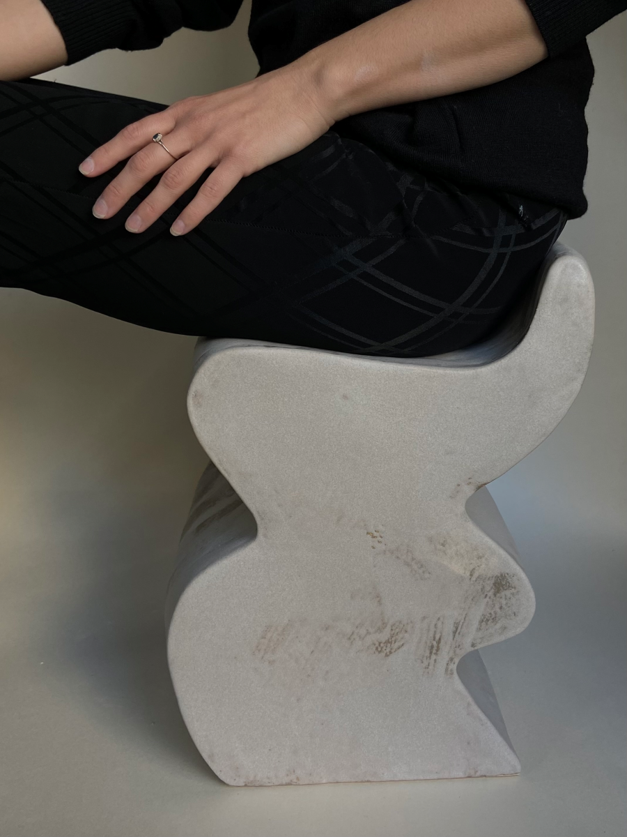 Ce bout de canapé Ondulé réalisé par l'artiste Thalia Dalecky représente ses inspirations : les corps, les formes et les matières. Pouvant également faire office de tabouret, cette pièce confectionnée à base de grès crème émaillé a un effet patine, ce qui lui donne son effet "destroy".
