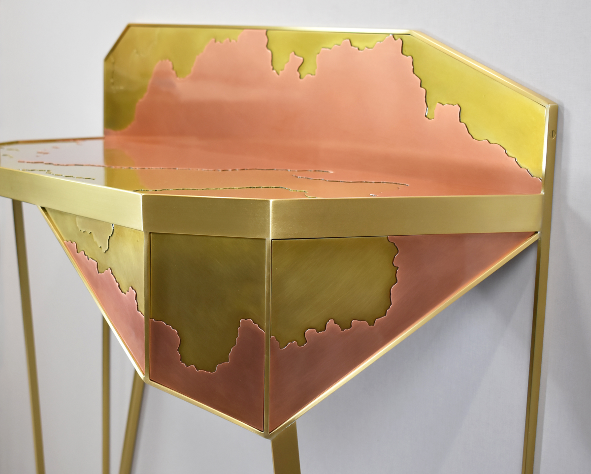 Entièrement réalisée en cuivre et laiton, la console Erosion fait un parallèle intéressant avec la transformation de l'écorce terrestre au fil du temps. Cette pièce réalisée par l'Atelier Demichelis porte ainsi son nom de cette usure que nous retrouvons sur le contraste entre les deux couleurs.  Proposé par Caroline Andréoni La Maison cette console incarne l'élégance et le raffinement.