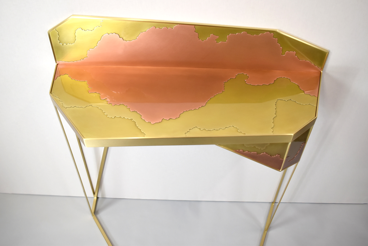 Entièrement réalisée en cuivre et laiton, la console Erosion fait un parallèle intéressant avec la transformation de l'écorce terrestre au fil du temps. Cette pièce réalisée par l'Atelier Demichelis porte ainsi son nom de cette usure que nous retrouvons sur le contraste entre les deux couleurs.  Proposé par Caroline Andréoni La Maison cette console incarne l'élégance et le raffinement.