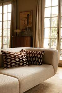 Apportez une touche d'élégance à votre intérieur avec le coussin Damier Prestige, une création signée Maison Mona, disponible en exclusivité chez Caroline Andréoni La Maison .
Ce coussin, par son design distinctif, est le mariage harmonieux de tons marron et beige, sublimé par des motifs géométriques audacieux qui captent le regard tout en restant intemporels. Le rendu parfait pour rehausser la décoration de tout espace de vie.