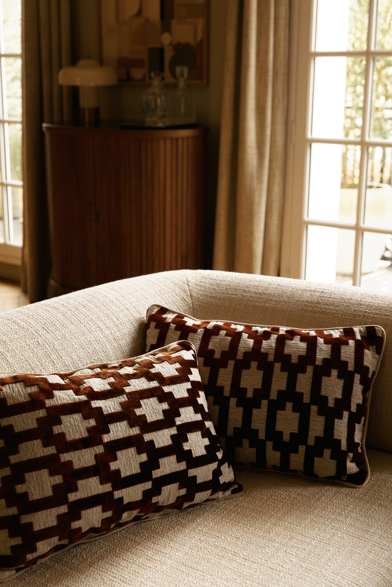 Apportez une touche d'élégance à votre intérieur avec le coussin Damier Prestige, une création signée Maison Mona, disponible en exclusivité chez Caroline Andréoni La Maison .
Ce coussin, par son design distinctif, est le mariage harmonieux de tons marron et beige, sublimé par des motifs géométriques audacieux qui captent le regard tout en restant intemporels. Le rendu parfait pour rehausser la décoration de tout espace de vie.