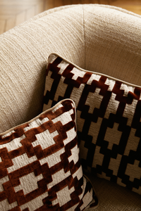 Apportez une touche d'élégance à votre intérieur avec le coussin Damier Prestige, une création signée Maison Mona, disponible en exclusivité chez Caroline Andréoni La Maison .
Ce coussin, par son design distinctif, est le mariage harmonieux de tons marron et beige, sublimé par des motifs géométriques audacieux qui captent le regard tout en restant intemporels. Le rendu parfait pour rehausser la décoration de tout espace de vie.