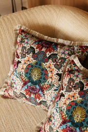 Le coussin Insectopia, proposé par Maison Mona en exclusivité pour Caroline Andréoni La Maison, arbore un motif vibrant et coloré, inspiré par la beauté de la nature. Des fleurs délicates et des papillons aux détails minutieusement travaillés s'entrelacent pour créer un design unique, à la fois poétique et élégant.

Son charme est rehaussé par une finition subtile : une frange grège qui ajoute une touche de sophistication et de douceur.