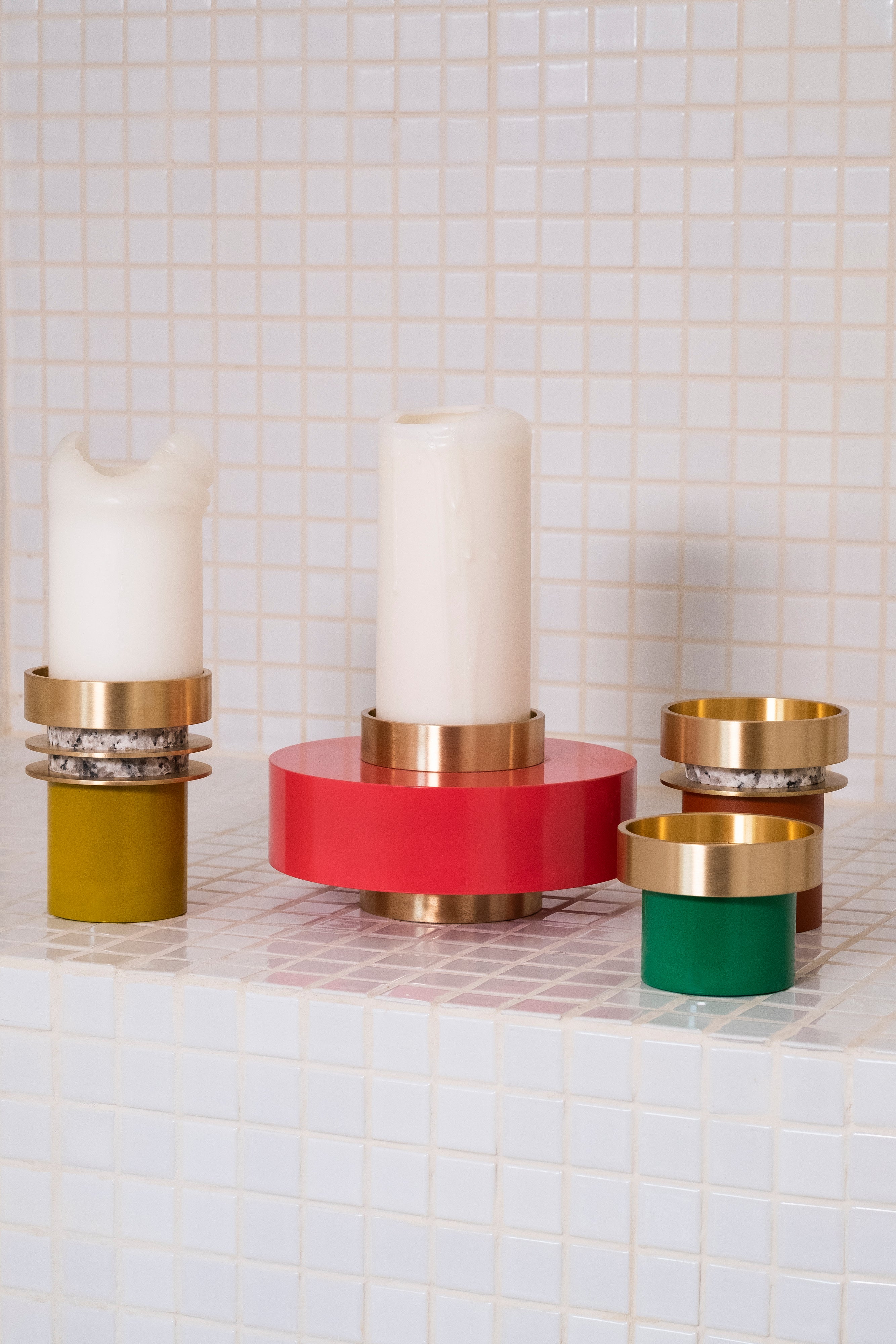 Contraste entre les métaux bruts et la fluidité de la cire, les bougeoirs sont apparus tout de suite dans le design de Marine Breynaert, et sont devenus iconiques depuis. Ce sont toujours des pièces à assembler : chaque bougeoir est une architecture minimale. Ils peuvent être posés seuls sur une cheminée, en famille en centre de table, ou mélangés à des bougeoirs anciens. Leur style intemporel se marie à des intérieurs très contemporains comme aux genres classiques et art déco.