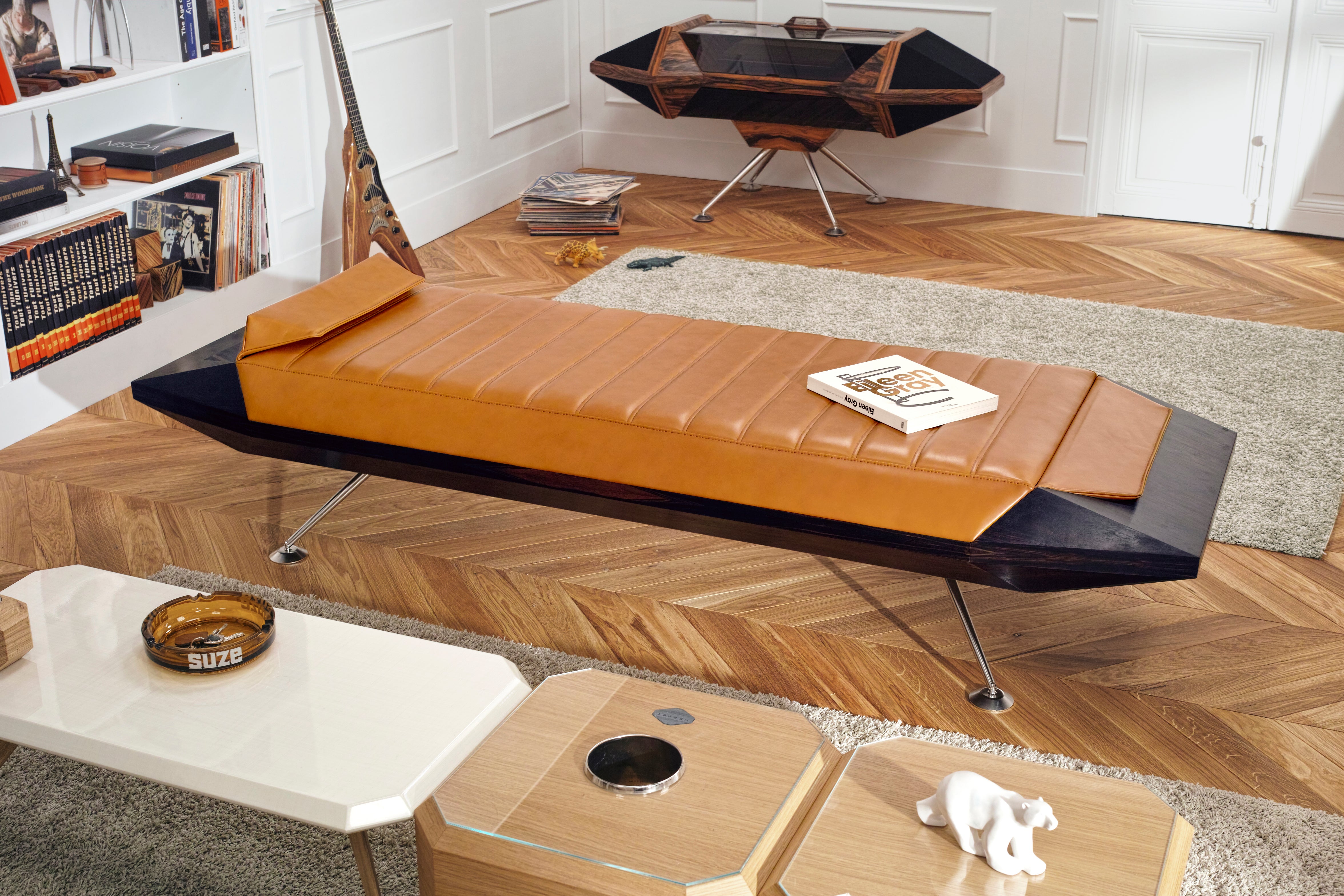 Cette pièce est inspirée par les concept-car futuristes des années 70 et 80 dévolus au « Wedge design », le fameux dessin cunéiforme si propre au style Hervet Manufacturier. Plus qu’une méridienne, c’est un vaisseau en lévitation. La Méridienne Esprit est réalisée en bois plaqué Ebène de Macassar avec une sellerie en cuir pleine fleur et le piètement en acier taillé dans la masse.