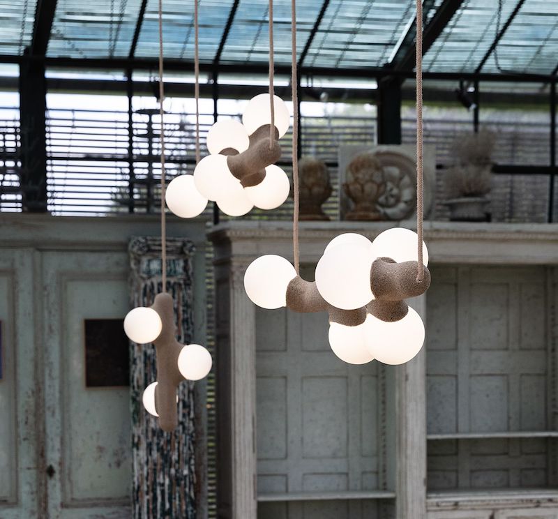 Intrigué par le figuier de barbarie qui se révèle être un outil naturel luttant contre l'érosion des sols, et participant à la préservation du territoire, Mickaël s'en inspire pour dessiner cette lampe. Volupté et douceur, sont les maîtres mots pour célébrer cette plante.  Modelée à partir de la terre que le figuier protège, l'applique Figue de Barbarie naît en terre cuite par la main du designer. Les opalines comme des baies charnues rayonnent, et mettent en lumière cette prouesse naturelle.