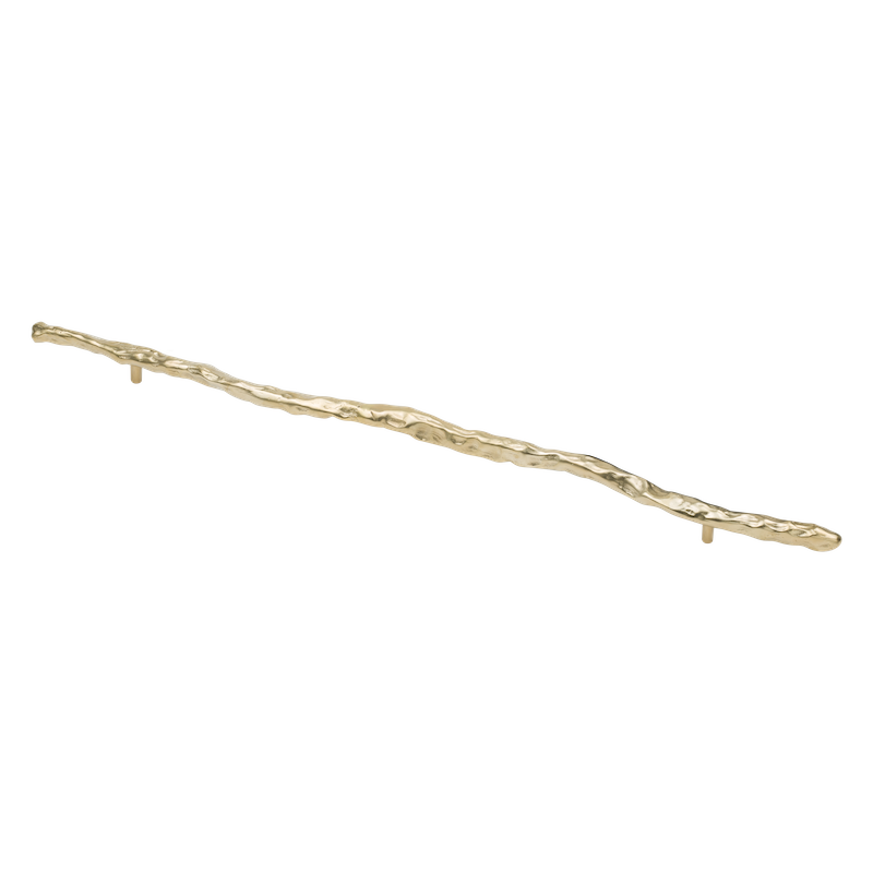 La poignée de meubles Ego en laiton est fabriquée à la main selon la technologie de moulage traditionnelle en Pologne, par des artisans expérimentés.  Inspirée de la nature, elle s'apparente à un morceau de bois qui aurait été poli par l'eau salée de la mer. Elle fait partie d'une collection de poignées aux dimensions extra-larges, idéales pour les façades de meubles hauts.