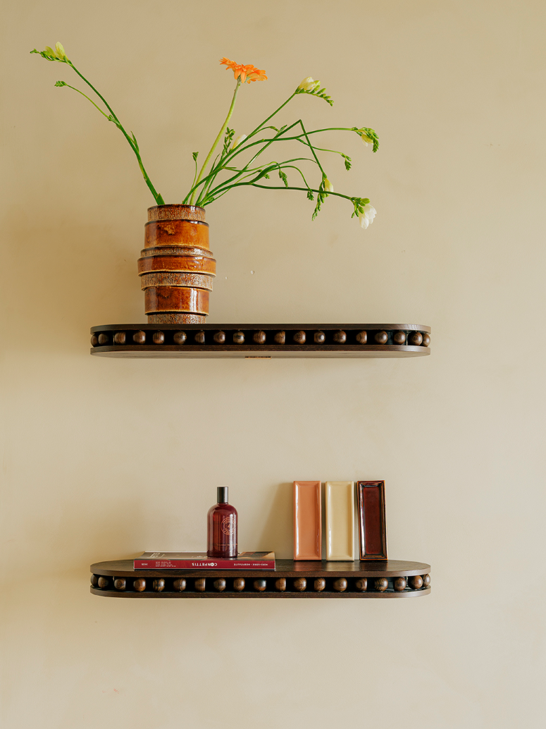 A fixer sur le côté d'un mur ou de chaque côté d'un lit comme chevet, l'étagère Léon est un petit bijou d’ébénisterie. Etagère en bois massif réalisé par un atelier artisanal français, pièce iconique de la collection Caroline Andréoni La Maison.