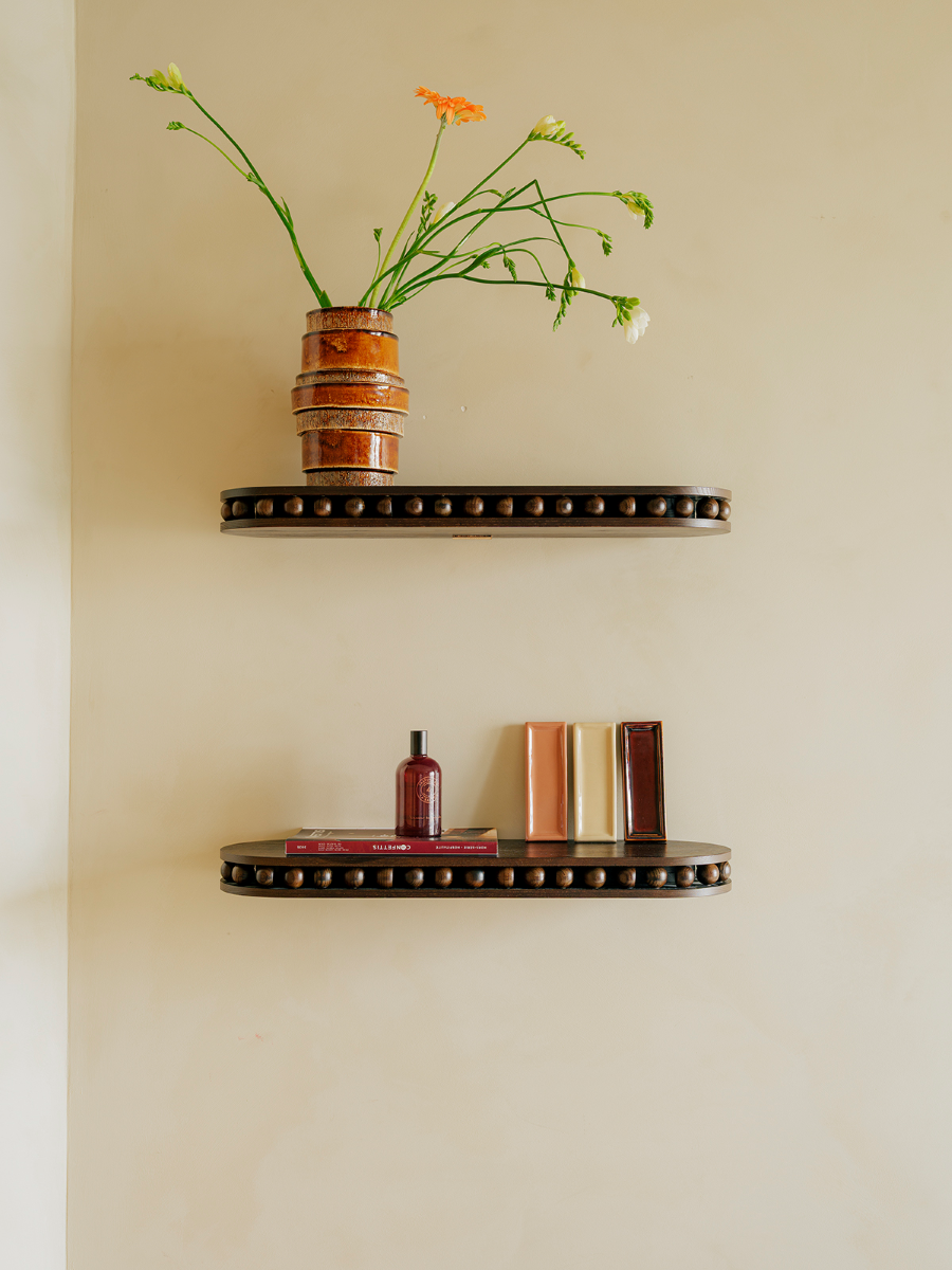 A fixer sur le côté d'un mur ou de chaque côté d'un lit comme chevet, l'étagère Léon est un petit bijou d’ébénisterie. Etagère en bois massif réalisé par un atelier artisanal français, pièce iconique de la collection Caroline Andréoni La Maison.