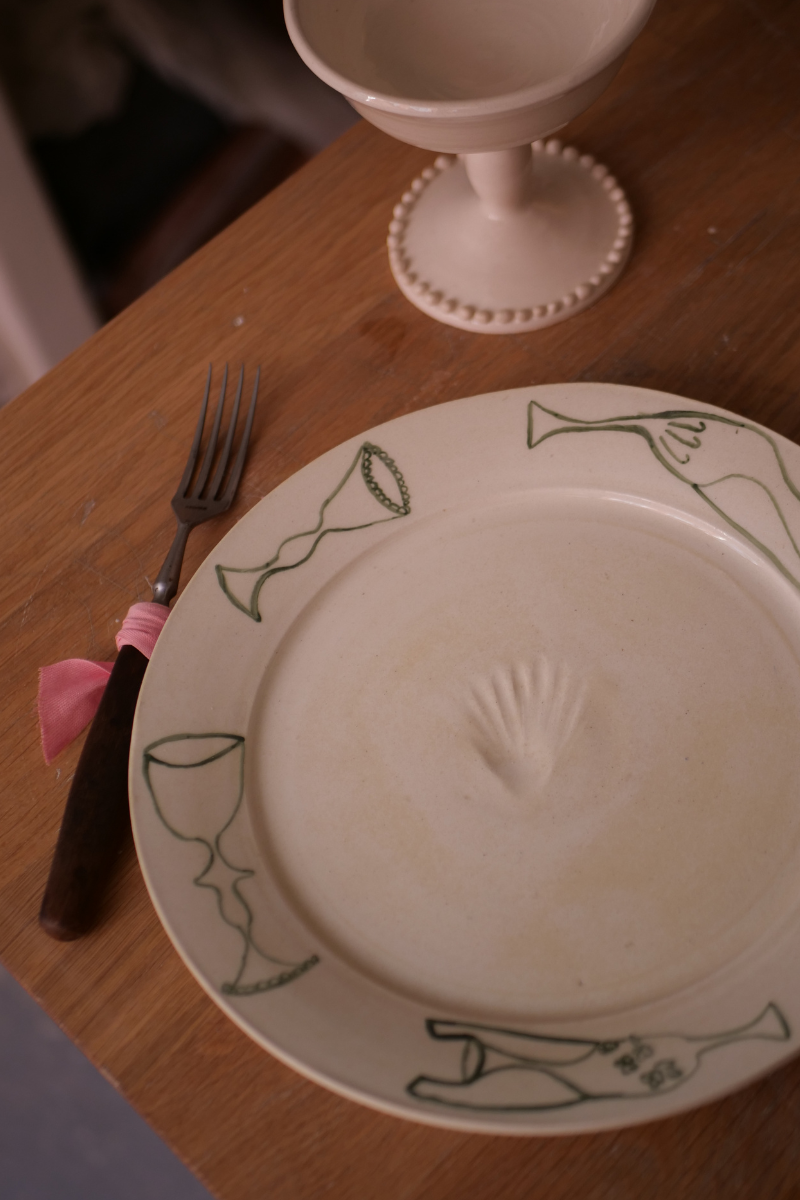 Ces assiettes "Inventaire" sont façonnées au tour de potier, puis décorées à la main dans l’atelier marseillais de L’Irrégulière Céramique.
Sur chaque pièce, des dessins libres et joyeux&nbsp;viennent dialoguer avec la matière brute.
Elles évoquent l’enfance, les repas en terrasse, la beauté du geste simple.

Pensées pour un usage alimentaire ou décoratif, ces assiettes se collectionnent, se mélangent, se suspendent… Chaque exemplaire est unique et peint à la main, et peut présenter de subtiles variations.