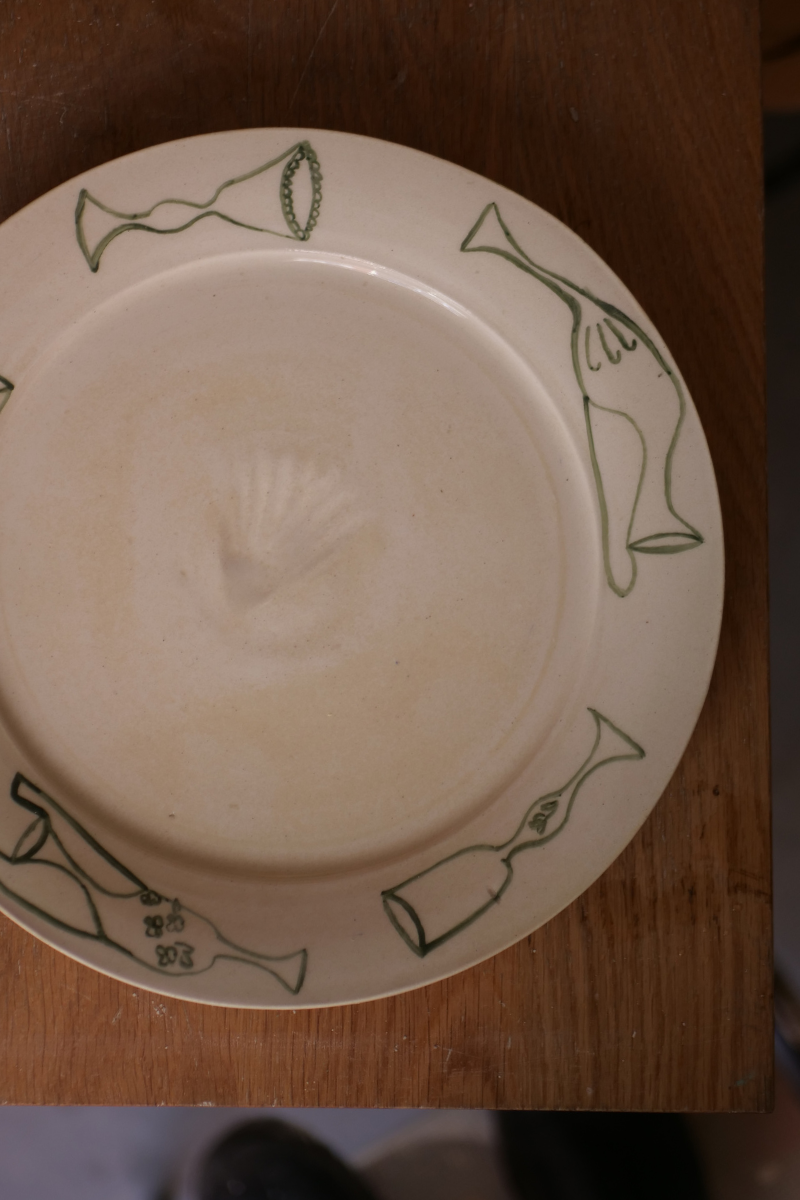Ces assiettes "Inventaire" sont façonnées au tour de potier, puis décorées à la main dans l’atelier marseillais de L’Irrégulière Céramique.
Sur chaque pièce, des dessins libres et joyeux&nbsp;viennent dialoguer avec la matière brute.
Elles évoquent l’enfance, les repas en terrasse, la beauté du geste simple.

Pensées pour un usage alimentaire ou décoratif, ces assiettes se collectionnent, se mélangent, se suspendent… Chaque exemplaire est unique et peint à la main, et peut présenter de subtiles variations.