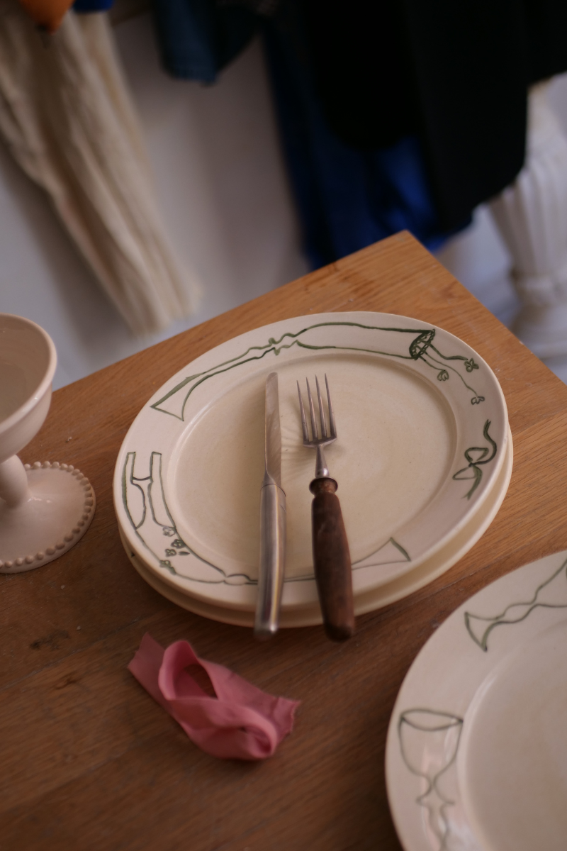 Ces assiettes "Inventaire" sont façonnées au tour de potier, puis décorées à la main dans l’atelier marseillais de L’Irrégulière Céramique.
Sur chaque pièce, des dessins libres et joyeux&nbsp;viennent dialoguer avec la matière brute.
Elles évoquent l’enfance, les repas en terrasse, la beauté du geste simple.

Pensées pour un usage alimentaire ou décoratif, ces assiettes se collectionnent, se mélangent, se suspendent… Chaque exemplaire est unique et peint à la main, et peut présenter de subtiles variations.