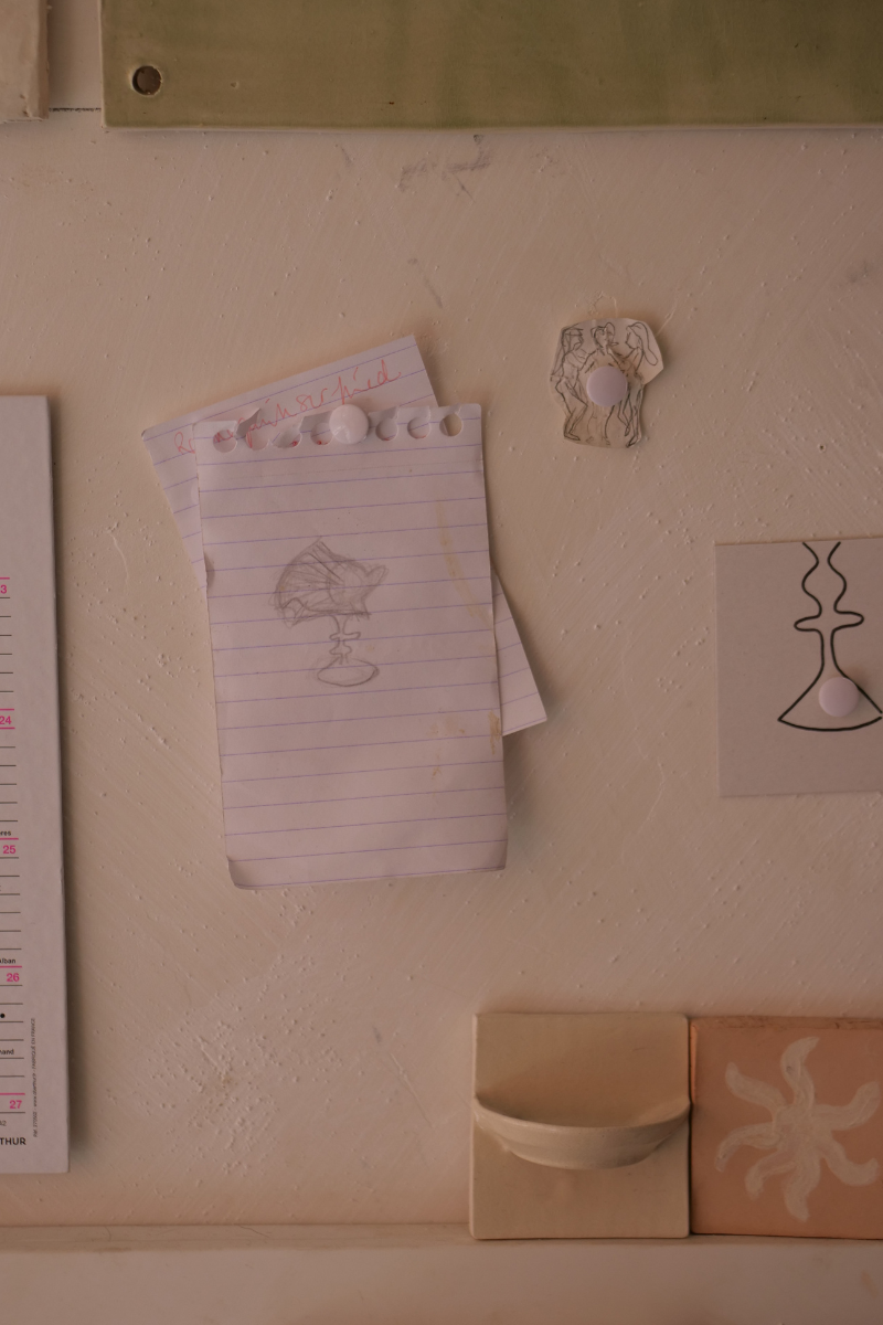 Cette coupelle sur pied, délicatement inspirée des formes de coquillage, fait partie de notre collection art de la table. Elle peut servir pour un dessert ou même comme écrin pour bijoux.

Chaque pièce est produite à la main et à la commande dans notre atelier marseillais, ce qui rend chacune singulière : de légères variations de taille, de forme ou de texture témoignent du travail artisanal.

Pour préserver sa beauté dans le temps, nous recommandons un lavage à la main.