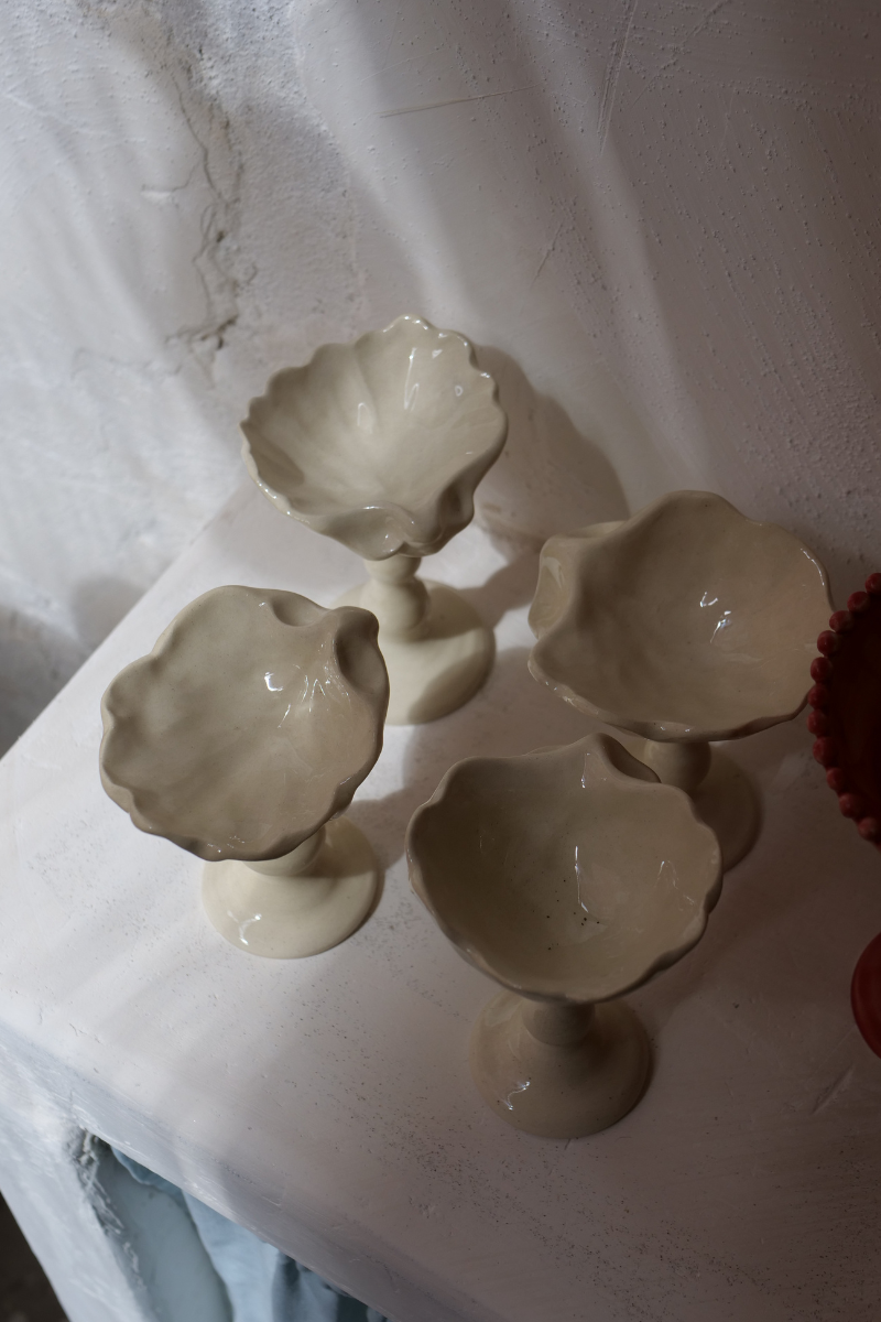 Cette coupelle sur pied, délicatement inspirée des formes de coquillage, fait partie de notre collection art de la table. Elle peut servir pour un dessert ou même comme écrin pour bijoux.

Chaque pièce est produite à la main et à la commande dans notre atelier marseillais, ce qui rend chacune singulière : de légères variations de taille, de forme ou de texture témoignent du travail artisanal.

Pour préserver sa beauté dans le temps, nous recommandons un lavage à la main.