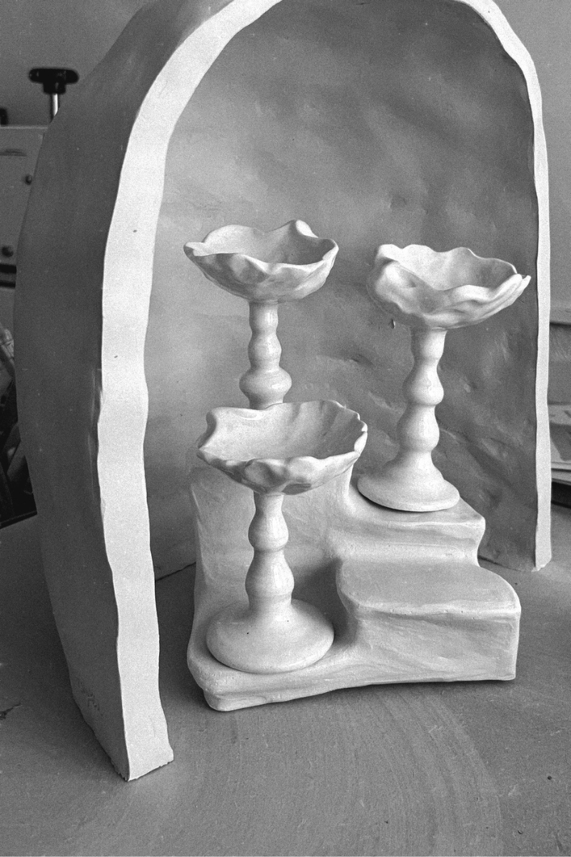 Cette coupelle sur pied, délicatement inspirée des formes de coquillage, fait partie de notre collection art de la table. Elle peut servir pour un dessert ou même comme écrin pour bijoux.

Chaque pièce est produite à la main et à la commande dans notre atelier marseillais, ce qui rend chacune singulière : de légères variations de taille, de forme ou de texture témoignent du travail artisanal.

Pour préserver sa beauté dans le temps, nous recommandons un lavage à la main.