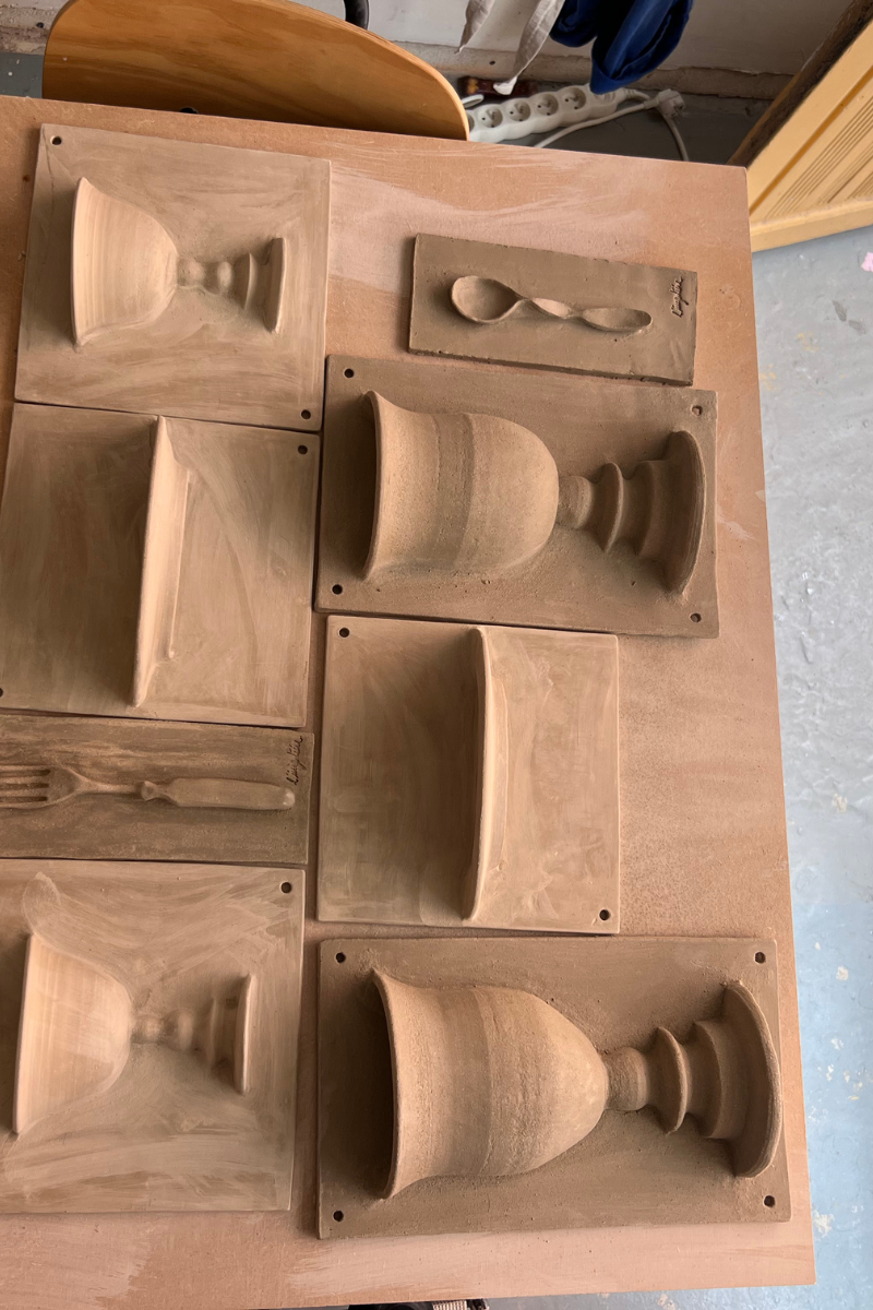 Ni tout à fait un vase, ni tout à fait un carreau.
Ce demi-vase signé L’Irrégulière Céramique joue avec les codes de la décoration murale.
Façonné au tour de potier, puis émaillé pour être parfaitement étanche, il se fixe simplement au mur ou se pose sur une étagère, au fil des envies.