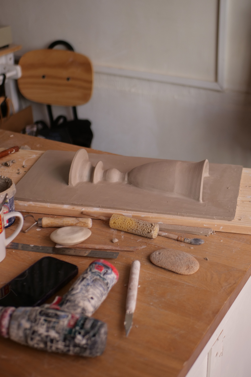 Ni tout à fait un vase, ni tout à fait un carreau.
Ce demi-vase signé L’Irrégulière Céramique joue avec les codes de la décoration murale.
Façonné au tour de potier, puis émaillé pour être parfaitement étanche, il se fixe simplement au mur ou se pose sur une étagère, au fil des envies.