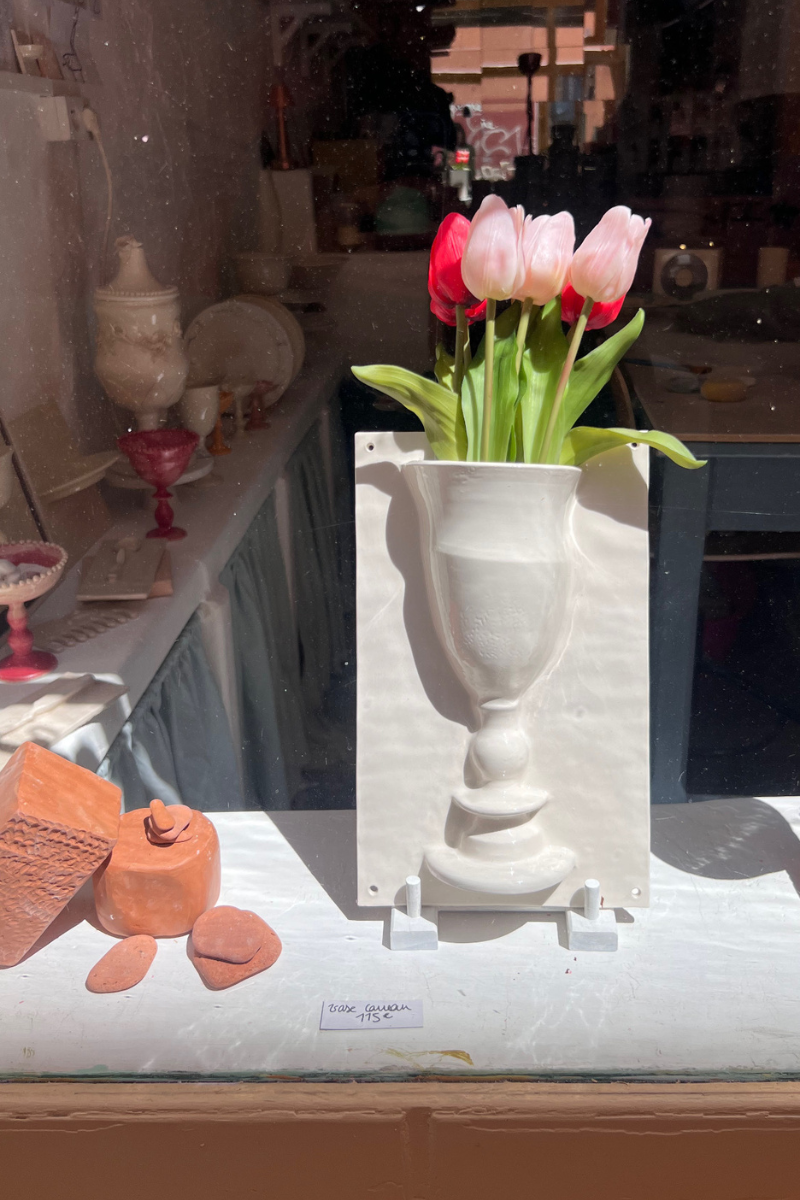 Ni tout à fait un vase, ni tout à fait un carreau.
Ce demi-vase signé L’Irrégulière Céramique joue avec les codes de la décoration murale.
Façonné au tour de potier, puis émaillé pour être parfaitement étanche, il se fixe simplement au mur ou se pose sur une étagère, au fil des envies.