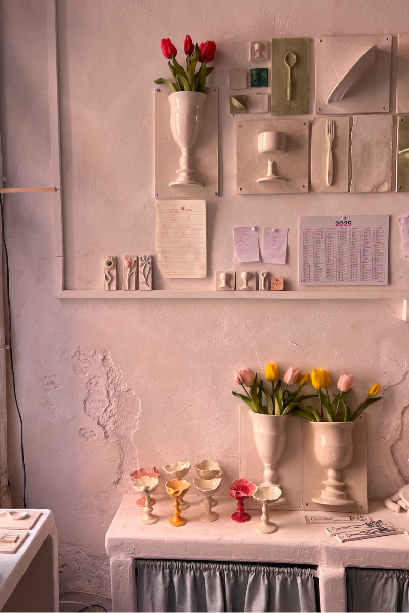 Ni tout à fait un vase, ni tout à fait un carreau.
Ce demi-vase signé L’Irrégulière Céramique joue avec les codes de la décoration murale.
Façonné au tour de potier, puis émaillé pour être parfaitement étanche, il se fixe simplement au mur ou se pose sur une étagère, au fil des envies.