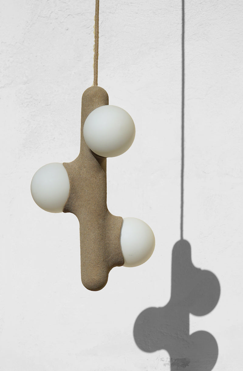 Intrigué par le figuier de barbarie qui se révèle être un outil naturel luttant contre l'érosion des sols, et participant à la préservation du territoire, Mickaël s'en inspire pour dessiner cette lampe. Volupté et douceur, sont les maîtres mots pour célébrer cette plante.  Modelée à partir de la terre que le figuier protège, l'applique Figue de Barbarie naît en terre cuite par la main du designer. Les opalines comme des baies charnues rayonnent, et mettent en lumière cette prouesse naturelle.