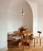 Intrigué par le figuier de barbarie qui se révèle être un outil naturel luttant contre l'érosion des sols, et participant à la préservation du territoire, Mickaël s'en inspire pour dessiner cette lampe. Volupté et douceur, sont les maîtres mots pour célébrer cette plante.  Modelée à partir de la terre que le figuier protège, l'applique Figue de Barbarie naît en terre cuite par la main du designer. Les opalines comme des baies charnues rayonnent, et mettent en lumière cette prouesse naturelle.