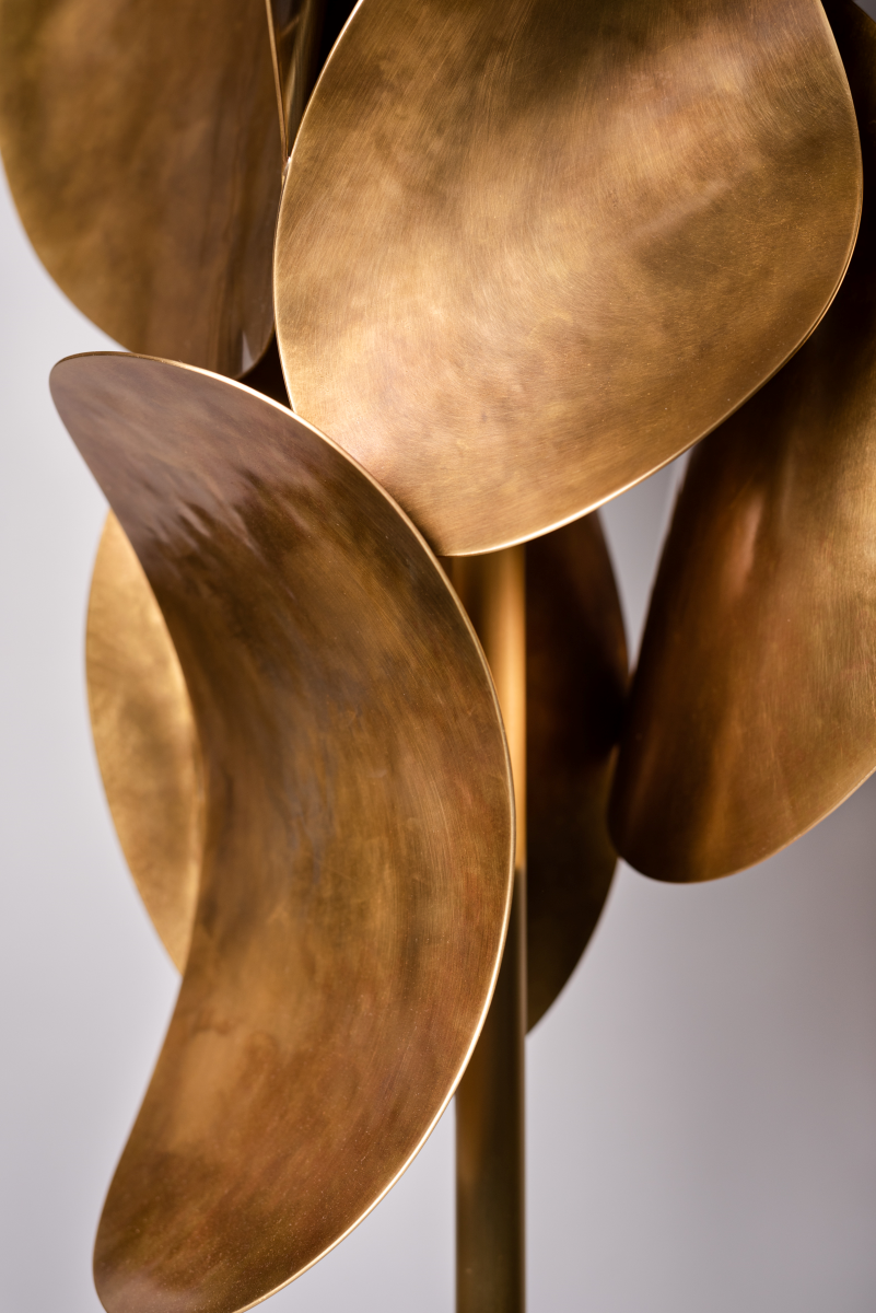 Proposé par Caroline Andréoni La Maison, le lampadaire Echo se distingue par son design inspiré des formes de feuilles. Réalisée par l'Atelier Demichelis, cette pièce en laiton verni se caractérise par la répétition élégante de ses motifs, évoquant ainsi son nom "Echo". Les feuilles en laiton dissimulent des ampoules LED, permettant de créer des jeux de lumière captivants grâce aux reflets sur le métal.