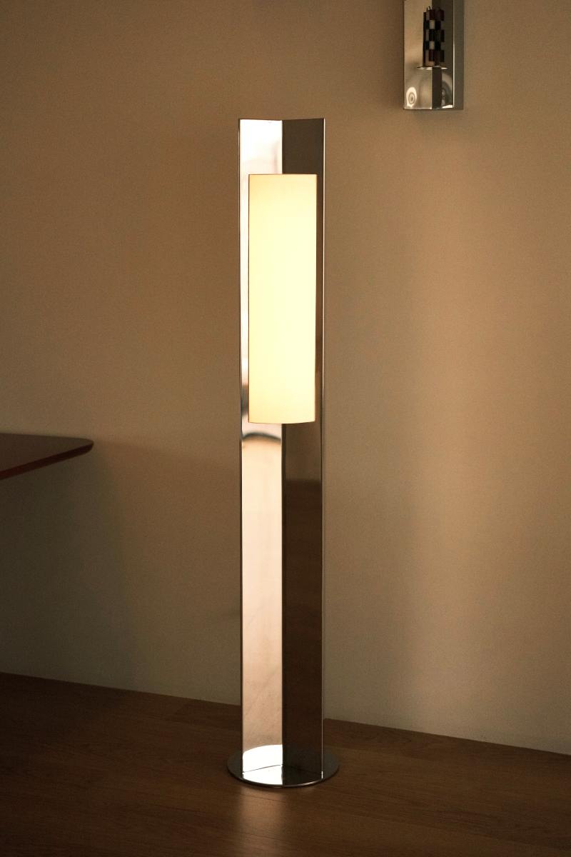 Le lampadaire Arrow, proposé par notre créatrice Violaine d'Harcourt possède un design moderne et minimaliste, avec des lignes droites et épurées. Il émet une lumière douce et accueillante, parfait pour créer une ambiance raffinée et sereine dans n'importe quel espace. Cette lampe est fabriquée en acier inoxydable, avec une finition polie qui crée un subtil effet miroir.

Possibilité de choisir entre deux versions : avec ou sans diffuseur en papier, méticuleusement fabriqué à la main et fixé sur le devant.