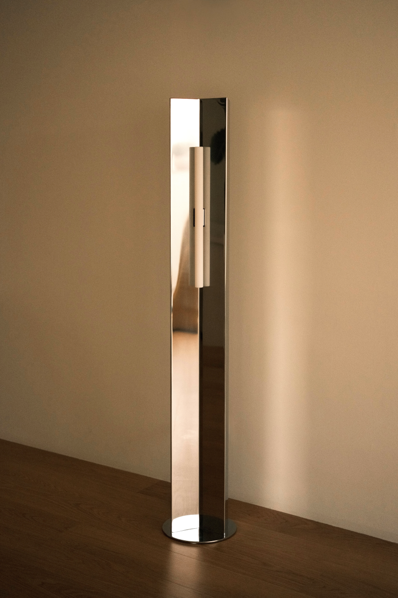 Le lampadaire Arrow, proposé par notre créatrice Violaine d'Harcourt possède un design moderne et minimaliste, avec des lignes droites et épurées. Il émet une lumière douce et accueillante, parfait pour créer une ambiance raffinée et sereine dans n'importe quel espace. Cette lampe est fabriquée en acier inoxydable, avec une finition polie qui crée un subtil effet miroir.

Possibilité de choisir entre deux versions : avec ou sans diffuseur en papier, méticuleusement fabriqué à la main et fixé sur le devant.