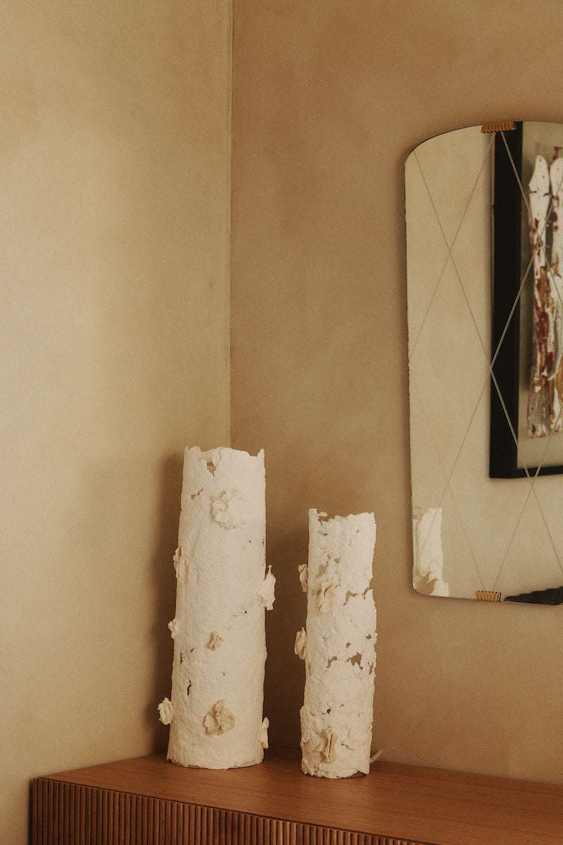 La lampe à poser grand modèle Abaca est soigneusement créée avec amour et délicatesse par l’artiste Emma Karila. Offrant une ambiance chaleureuse à votre intérieur, la lampe en papier allie l’artisanat et la tradition à un esthétique moderne et élégant.  Avec sa structure en métal, cette pièce apportera un côté artistique à votre décoration.  Fabriquée à partir de papier coton abaca, puis sculptée mouillée, en séchant, cette lampe est unique en son genre rendant chaque exemplaire en véritable œuvre d’art.