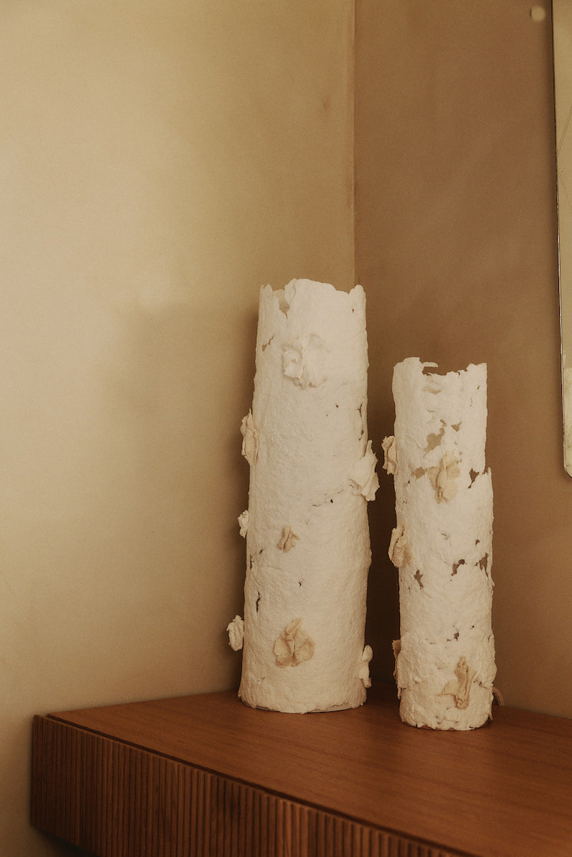 La lampe à poser Abaca est soigneusement créée avec amour et délicatesse par l’artiste Emma Karila. Offrant une ambiance chaleureuse à votre intérieur, la lampe en papier allie l’artisanat et la tradition à un esthétique moderne et élégant. Avec sa structure en métal, cette pièce apportera un côté artistique à votre décoration.  Fabriquée à partir de papier coton abaca, puis sculptée mouillée, en séchant, cette lampe est unique en son genre rendant chaque exemplaire en véritable œuvre d’art.